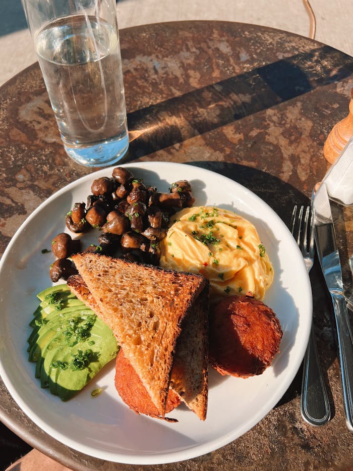 delicious-vegetarian-breakfast-with-avocado-delight-28962730